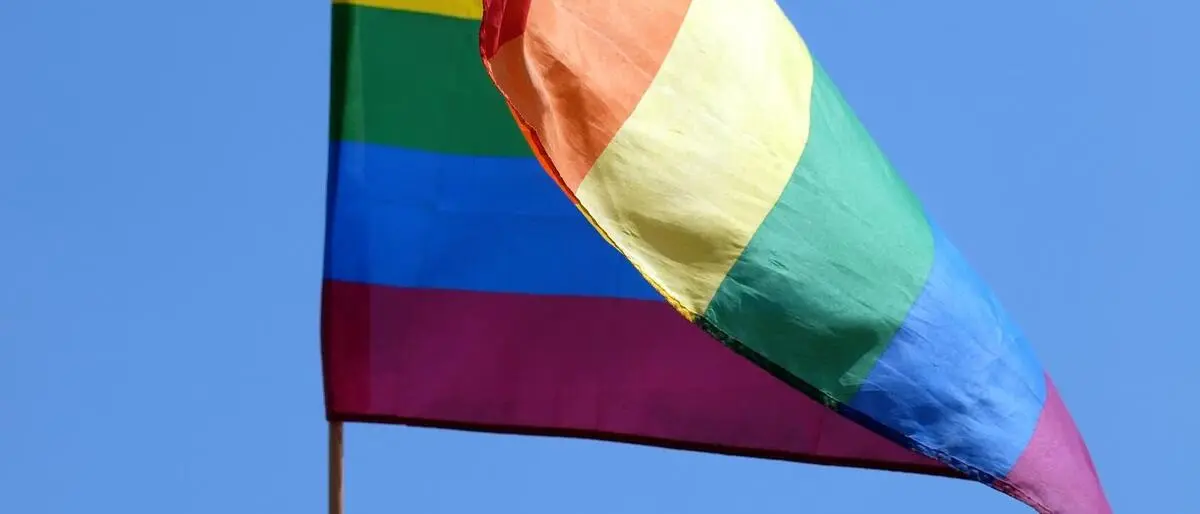 Die Regenbogenfahne am Dache der Kirche wurde bereits mehrfach Ziel von Anschlägen