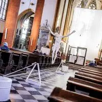 Stadtpfarrkirche Villach: Kunstinstallation von Michael Kos