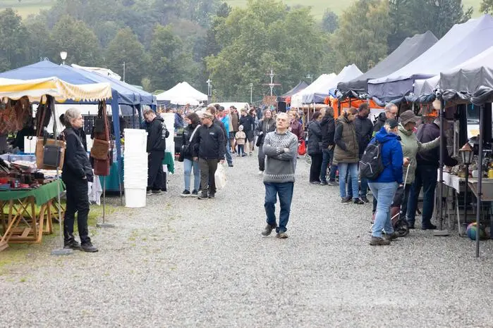 Trotz des durchwachsenen Wetters ließen sich viele Besucherinnen und Besucher nicht davon abhalten, nach besonderen Stücken und Schnäppchen zu suchen.