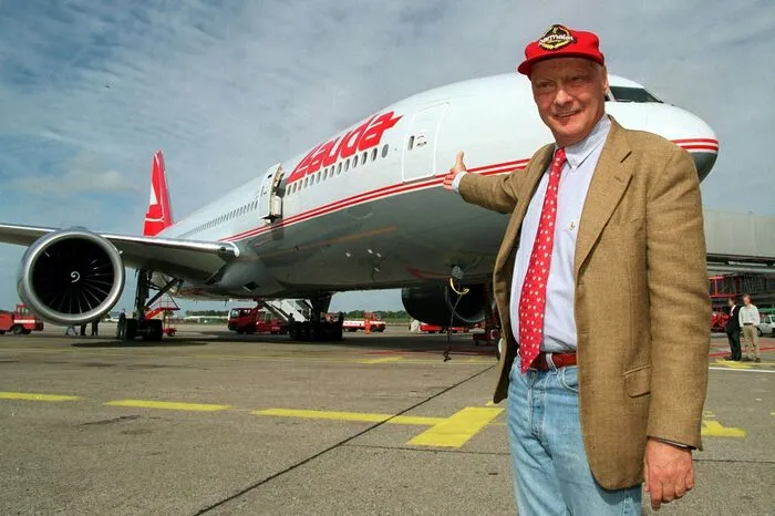 1993 stieg die deutsche Lufthansa mit einer Sperrminorität bei der Lauda Air ein und stockte später auf 39,7 Prozent auf. 1997 übernahm die AUA 36 Prozent der Lauda Air (die Lufthansa zog sich schrittweise zurück) und kaufte Niki Lauda nach jahrelangem, heftigen Streit - an dessen Höhepunkt Lauda 2000 als Vorstand zurücktrat - 2001 endgültig aus.
