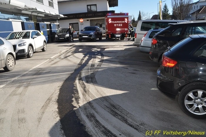 Da die Fahrzeuglenkerin diesen Schaden nicht bemerkte, fuhr sie mit ihrem Fahrzeug in Richtung Köflach los und verschmutzte die Fahrbahn ebenfalls.