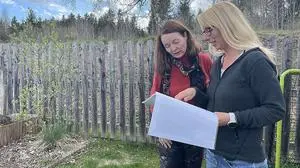 Silvia Hartleb von der Grünen Bürgerliste mit Anrainerin Eva Url