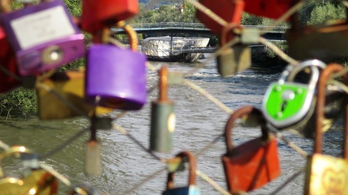 Die Murinsel hinter (Liebes-)Schloss und Riegel.