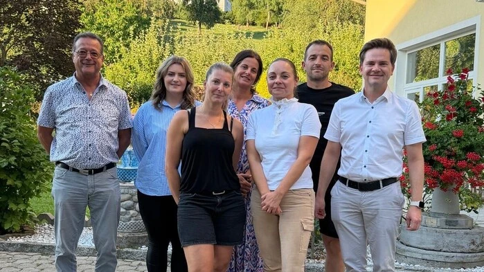 Der neu gewählte Vorstand mit Obfrau Beate Swatek (vorne Zweite von rechts), Stephanie Lingitz (links daneben) sowie Bianca Wollauz und Iris-Christine Windisch (hinten von links) mit Stadtrat Jürgen Jöbstl (rechts) und Gemeinderat Armin Eberhard (links)