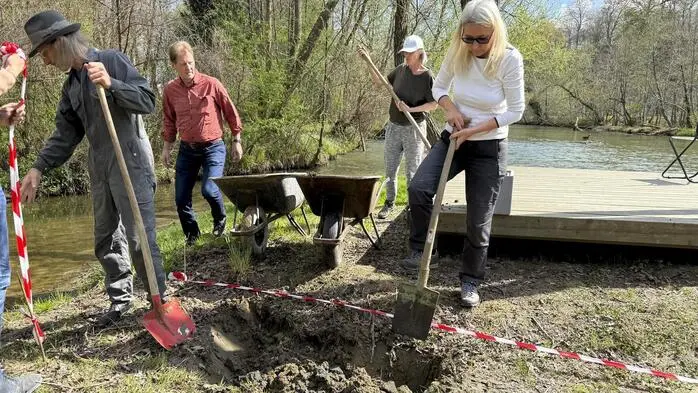 „Durch den letztjährigen Starkregen kam es zu einer völligen Verlandung des sogenannten Franz-Kanals durch Sand und Lehm, welcher die Mariainsel vom Landgebiet trennt“ berichtete Günther Pedrotti im Rahmen eines Freilegungs-Festes gegenüber dem Freibad. 