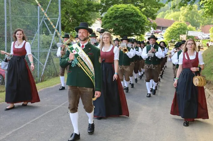 Dabei stand nicht nur das musikalische Können der Musikerinnen und Musiker im Vordergrund, auch auf die Marschformation und die jeweilige Tracht der Kapellenmitglieder wurde großer Wert gelegt