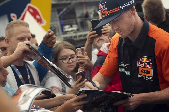 Am Freitag gab es bei den Autogramm-Sessions sämtliche Stars der Motorrad-WM „zum Anfassen“. Die Fans ließen sich vom Regen nicht unterkriegen und harrten stundenlang vor der Ö3-Bühne aus, um ein Autogramm zu ergattern - hier Bradley Smith ...