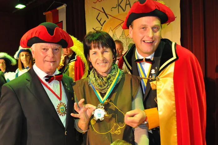 Ehrenkanzler Richard Hofer und Kanzler Günther Brunner ehrten Kindergartenleiterin Elke Hasslacher mit einem Orden.
