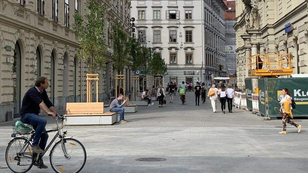 Neue Parkbänke in der Schmiedgasse Graz