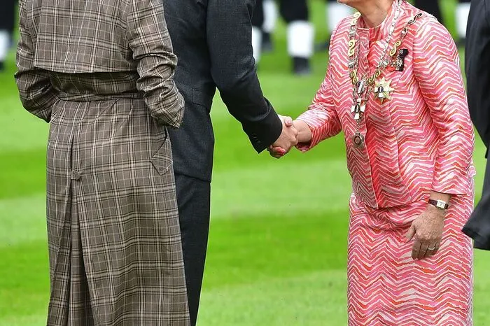 In der Residenz von Generalgouverneurin Patsy Reddy erwartete die beiden Royals anschließend eine traditionelle Maori-Willkommenszeremonie. >> Fotos: Die Herzogin als Beach-Girl