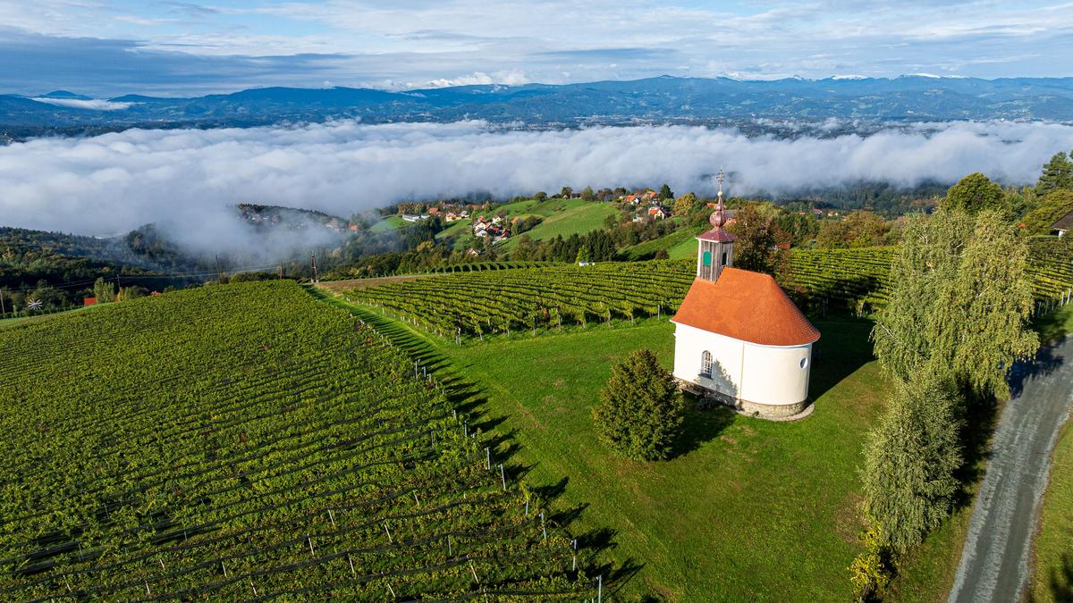 Blick von oben auf die Theresienkapelle in der Südsteiermark