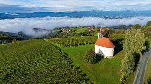 Blick von oben auf die Theresienkapelle in der Südsteiermark