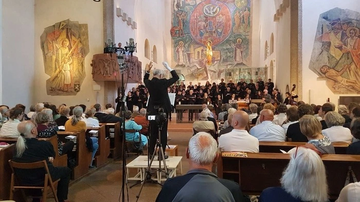 Rundum-Dirigat aus der Mitte des Kirchenschiffs: Josef M. Doeller