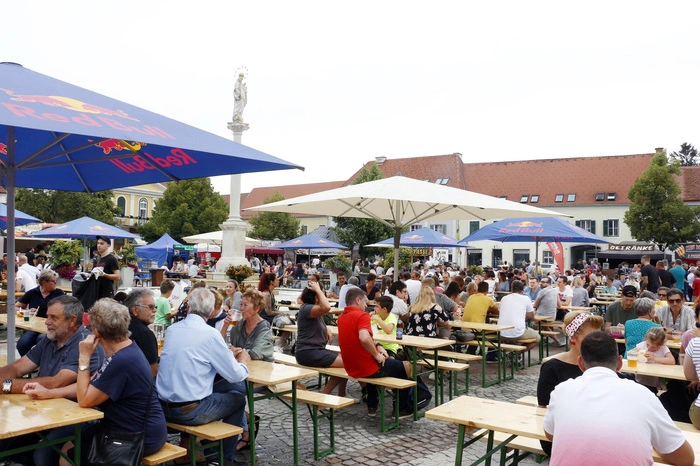 ...Köstlichkeiten aus aller Welt auf dem Hauptplatz an.
