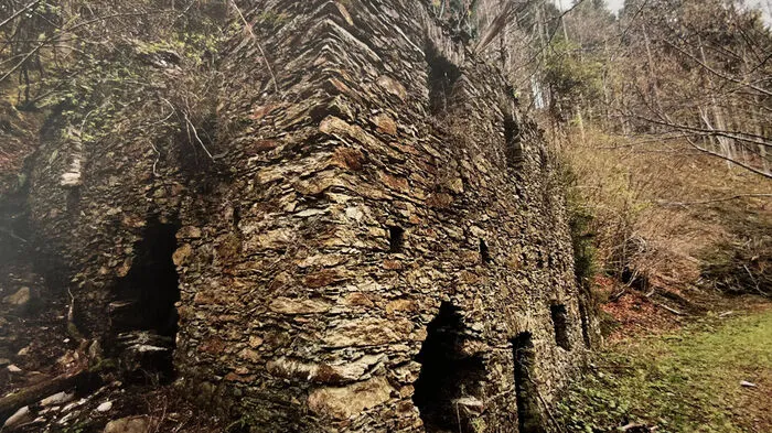 Das ehemalige Grubenhaus im Buchholzgraben, wo bis 1952 Quecksilber abgebaut wurde