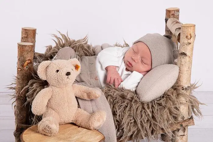 Beschützt von einem Teddy, schläft Noah David (3000 g, 50 cm) zufrieden. Der süße Bub machte am 9. Juni um 8.21 Uhr seinen ersten Schrei. Er ist der ganze Stolz von Cornelia Saed-Koschier aus Klagenfurt. 