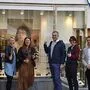 Begrüßen den Frühling mit Window Art: Stadtmarketing-Leiterin Inga Horny, Marlies Wieser von wieserkreativ, Marina Hobmaier, eine der 16 Künstlerinnen und Künstler, Stadtrat Max Habenicht, Ines Hrassnig, Geschäftsführerin von Optik Buffa, und WK-Bezirksstellenleiter Markus Polka (v.l.)