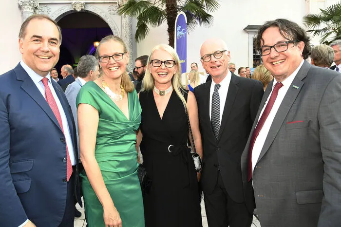 Johannes Baillou, stellvertretender Vorstand der E. Merck KG, Uta Kemmerich-Keil, CEO und Präsident des Consumer Health Geschäfts von Merck, Ursula Raunegger, Johannes Haindl, Deutscher Botschafter in Wien, sowie Klaus Raunegger, Geschäftsführer von Merck Spittal