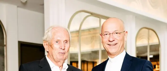 Formel 1-Legende Helmut Marko hat in jenes Startup investiert, in dem Dompfarrer Toni Faber als „KI-Pfarrer“ tätig wird.