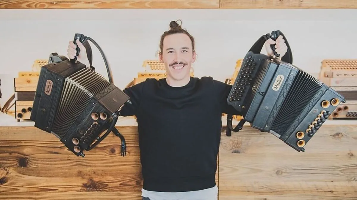 Florian Ritt mit den neuen Harmonikas aus Bad St. Leonhard