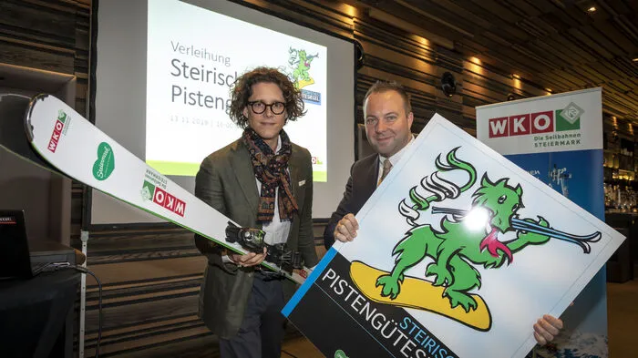 Die steirischen Seilbahner-Bosse in der Wirtschaftskammer Fabrice Girardoni (Stuhleck) und Daniel Berchthaller (Reiteralm) verliehen die Pistengütesiegel an...