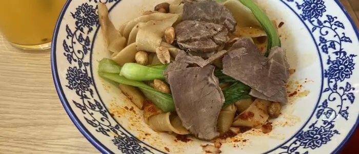 Biangbiang-Nudeln mit extrabreiten Nudeln, serviert ohne Suppe