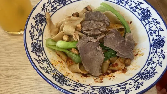 Biangbiang-Nudeln mit extrabreiten Nudeln, serviert ohne Suppe