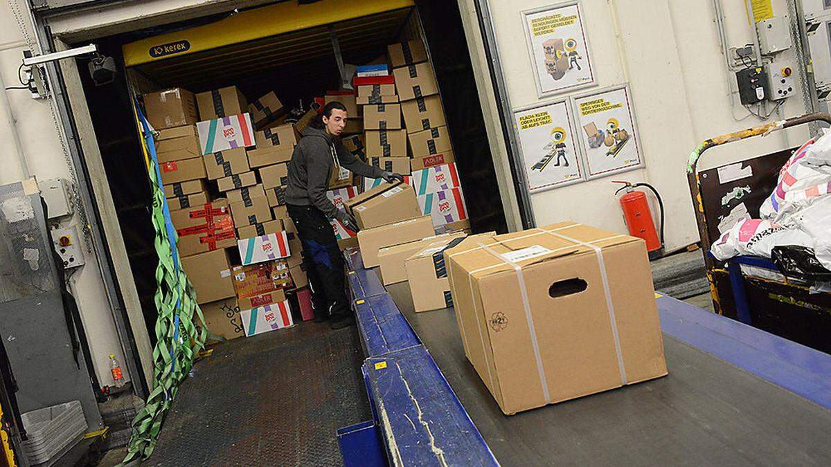 Leiterin Kathrin Fischer mit einem von Tausenden Amazon- Paketen, die in der Vorweihnachtszeit über die Eingabebänder des Logistik- zentrums rollen