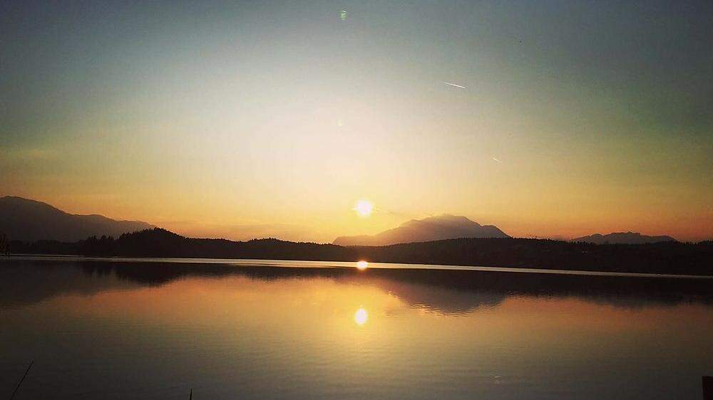 Wunderbarer Sonnenuntergang über dem Faaker See und demDobratsch