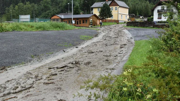 Am Nachmittag rollte eine Geröll- und Schlammlawine in Wald am Schoberpass in Richtung Sportplatz.