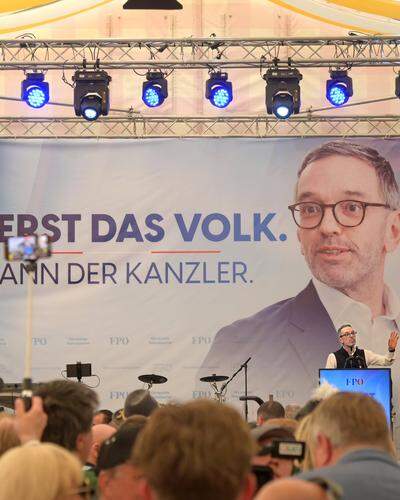 FPÖ Herbert Kickl während seiner Rede bei der 1. Mai-Kundgebung der FPÖ 2024 am Urfahraner Jahrmarkt in Linz