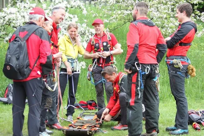 Anwärter können sich hier auf ihre Prüfung vorbereiten und verschiedene Seil- und Bergungstechniken trainieren.