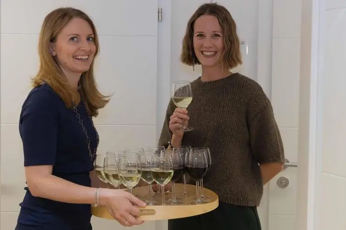 Julia Fuchs (Physiotherapeutin) und Veronika Geier (Osteopathin) sind die Hauptmieterinnen der Praxis, in der auch mehrere Untermieter tätig sind. 