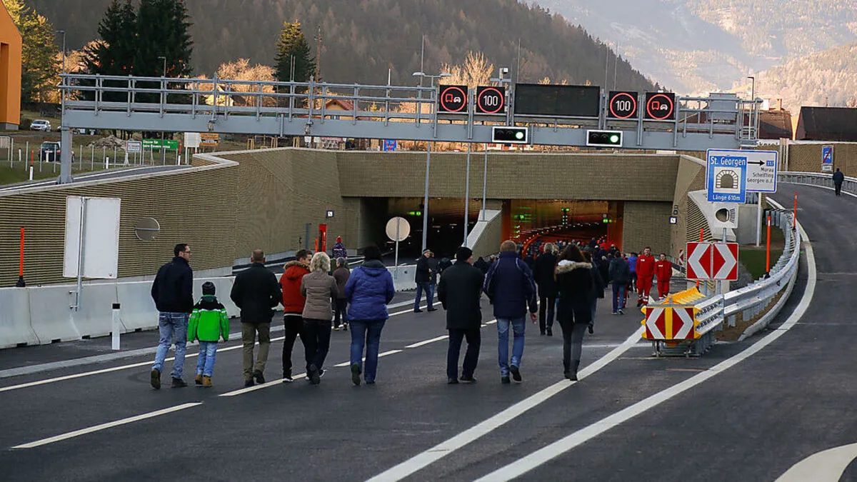 Die neue Unterflurtrasse wurde zu Fuß erkundet.