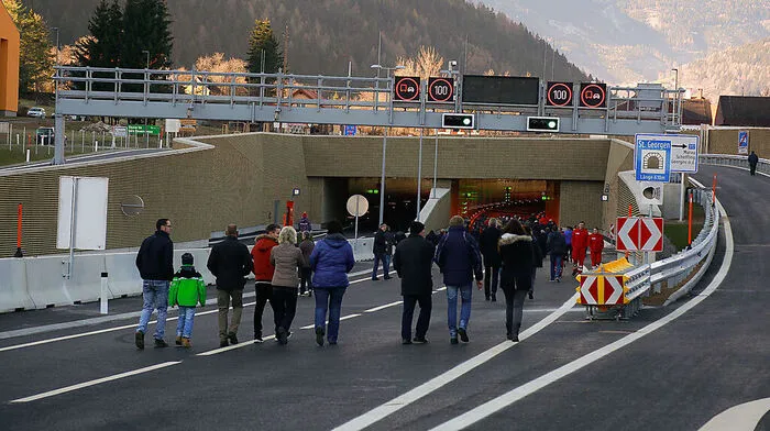 Die neue Unterflurtrasse wurde zu Fuß erkundet.
