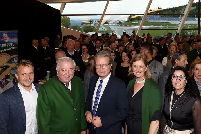 Zu den Ehrengästen zählten unter anderem Landeshauptmann Christopher Drexler, sein Vorgänger Hermann Schützenhöfer und Tourismuslandesrätin Barbara Eibinger-Miedl.