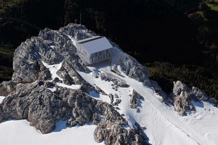 Einem in Fels gefassten Edelstein gleich, sitzt das neueSeethalerhaus am Ende der beeindruckenden Felsformation,welche unmittelbar nach der Terrasse, senkrecht indas Hochplateau der steirischen Ramsau abfällt. So sieht der Ramsauer Architekt Johann Berger von "berger.hofmann architektur og" seine Vision vom Hüttenneubau.