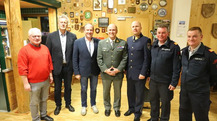 Oberst Manfred Hofer (M.) lud zum Empfang und freute sich über den Besuch wichtiger Partner: Die Bürgermeister Hannes Dolleschall (Judenburg), Wolfgang Rosenkranz (St. Peter ob Judenburg) und Peter Bacher (Obdach), Polizei-Bezirkskommandant Günther Perger sowie der Judenburger Bezirksfeuerwehrkommandant Harald Schaden und der Judenburger Feuerwehrchef Armin Eder