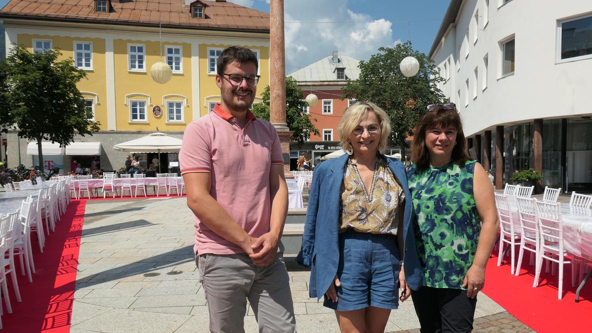 Lucas Dobnig, Elisabeth Blanik und Christine Wallensteiner gratulieren den Vereinsmitgliedern Obere Altstadt