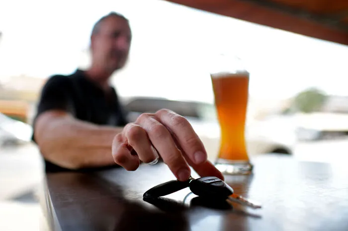 "Generell drohen drastische Folgen bei Fahrten unter Alkoholeinfluss", sagt die Juristin. "Wird man in der Slowakei alkoholisiert von der Polizei angehalten, kann man festgenommen werden – auch ohne einen Unfall verursacht zu haben." Generell drohen bei Überschreitung der (meist 0,5) Promillegrenze hohe Strafen – so sind es in Deutschland, Italien und Spanien 500 Euro aufwärts.