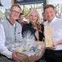 Karl Heinz Hojas und Andreas Albrecher mit Riki Vogl (Frau in der Wirtschaft)