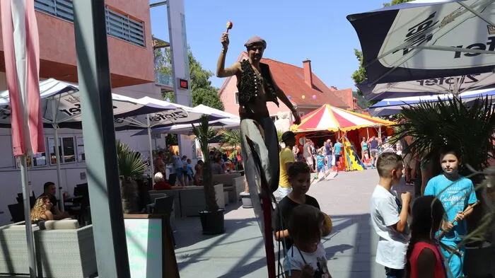 Unter dem Motto „Manege frei!“ sorgten Gaukler, Zauberer, Akrobaten, Stelzengeher und Fakire für ein buntes Bild beim Kinder & Familienfest in der Köflacher Innenstadt.