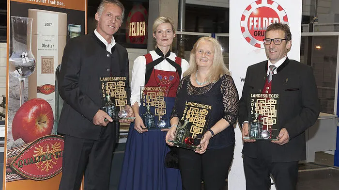 Über ihre Trophäe dürfen sich die vier Landessieger Friedrich Webhofer (Gaimberg), Kathrin Fankhauser (Schwendau), Beatrix Nöbl (Grins) und Hannes Dengg (Hippach) freuen