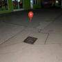 An mehreren Orten in Klagenfurt und Villach wurden von Unbekannten rote und grüne Luftballons an Kanaldeckel geknotet