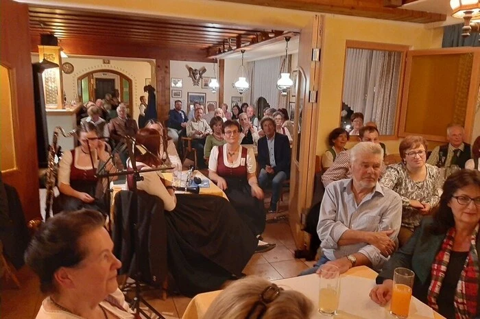 Kürzlich zeigte der Besuch der diesjährigen Veranstaltung, dass es für Volksmusik und Volkslieder immer noch viel Publikum gibt.
