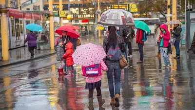 Morgen regnet es verbreitet.