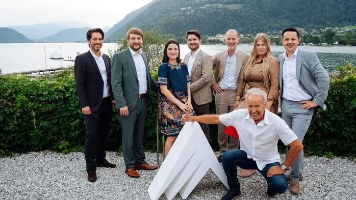 Sebastian Wörgötter mit den Crowe-Partnern Paul Amon, Paula Aichwalder, Maximilian Schmidl, Anton Schmidl, Kathrin Proprentner und Andreas Maier (v. li.). Vorne Mike Reinprecht mit dem Crowe-Pinnacle als Symbol für den Höhepunkt des Erfolges