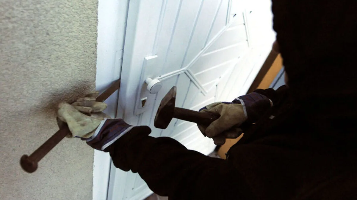 Die Jugendlichen werden verdächtigt, mehrmals in ein Bekleidungsgeschäft in Villach eingebrochen zu sein und Waren im Wert von mehreren Tausend Euro gestohlen zu haben (Symbolfoto)