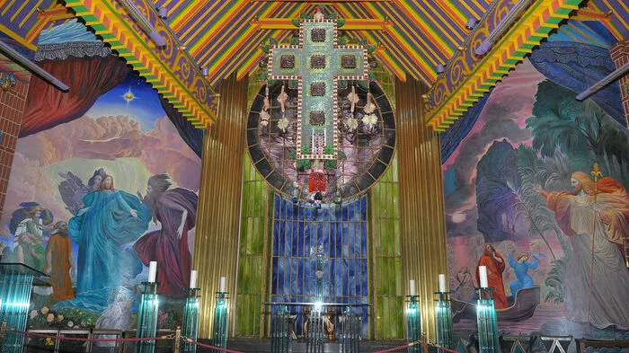 Die Kirche wurde im Stil des Phantastischen Realismus neugestaltet