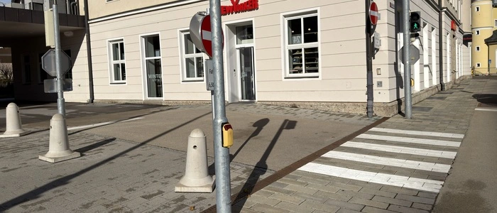 Ein Zebrastreifen in Lienz mit zusätzlicher Ampelanlage. Dahinter ist das Geschäft New Yorker.